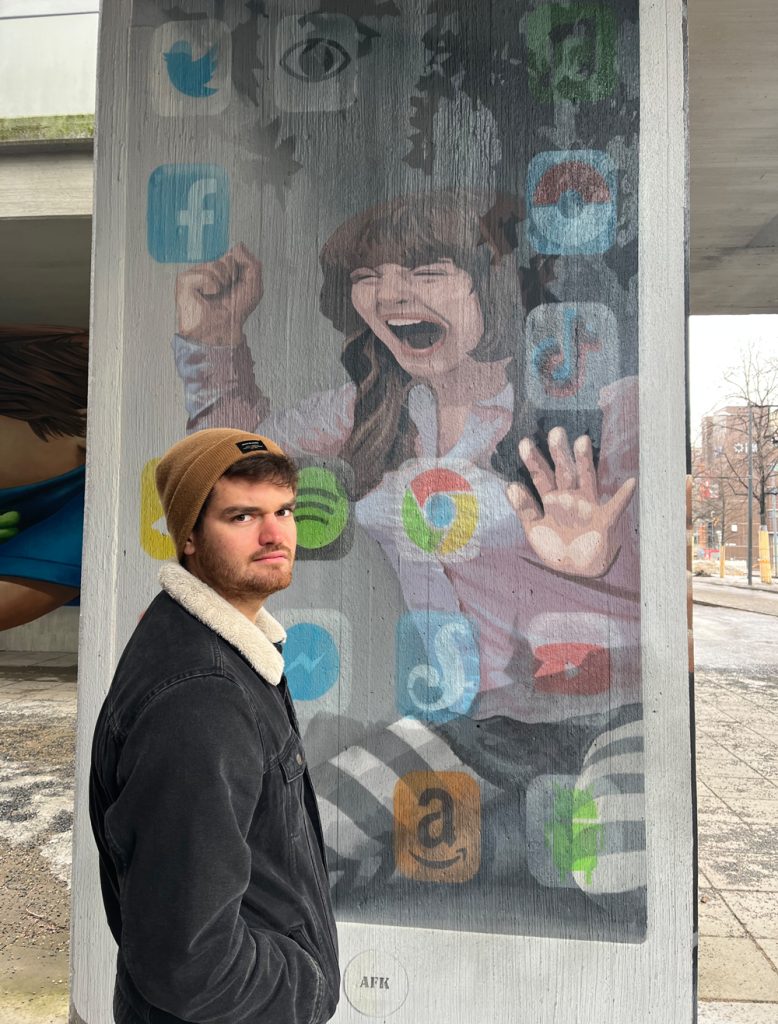 Markus Peter vor einer Social Media Wand