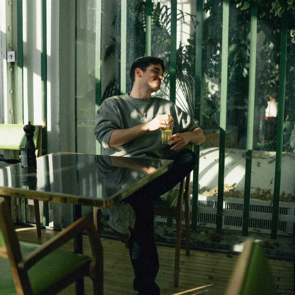 Markus Peter in einem Cafe