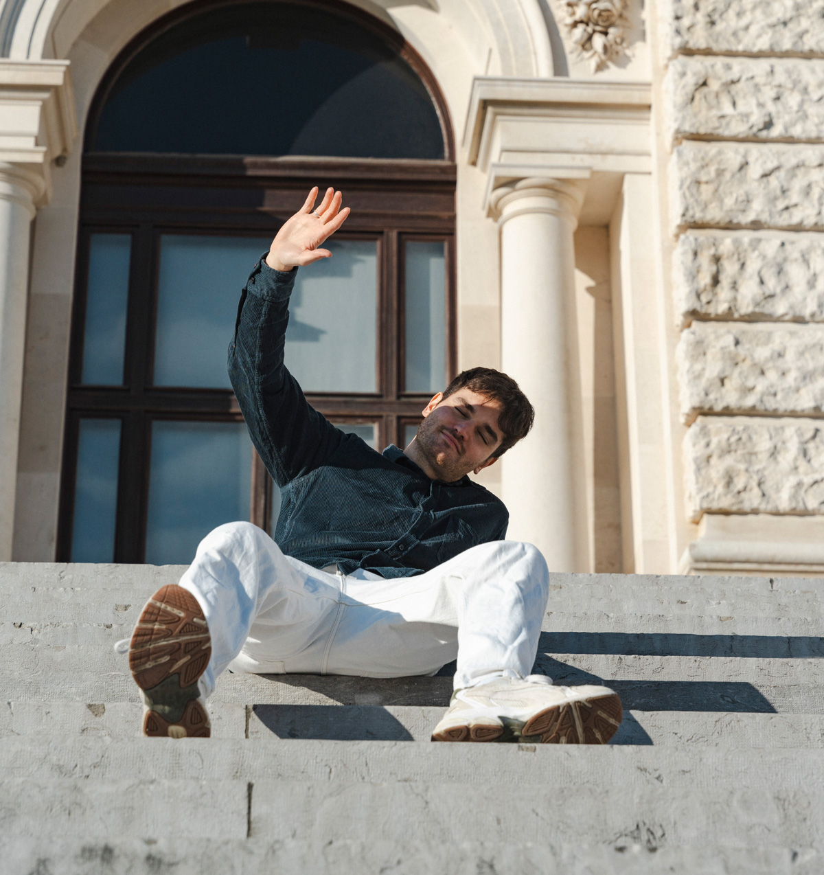 Markus Peter auf einer Treppe
